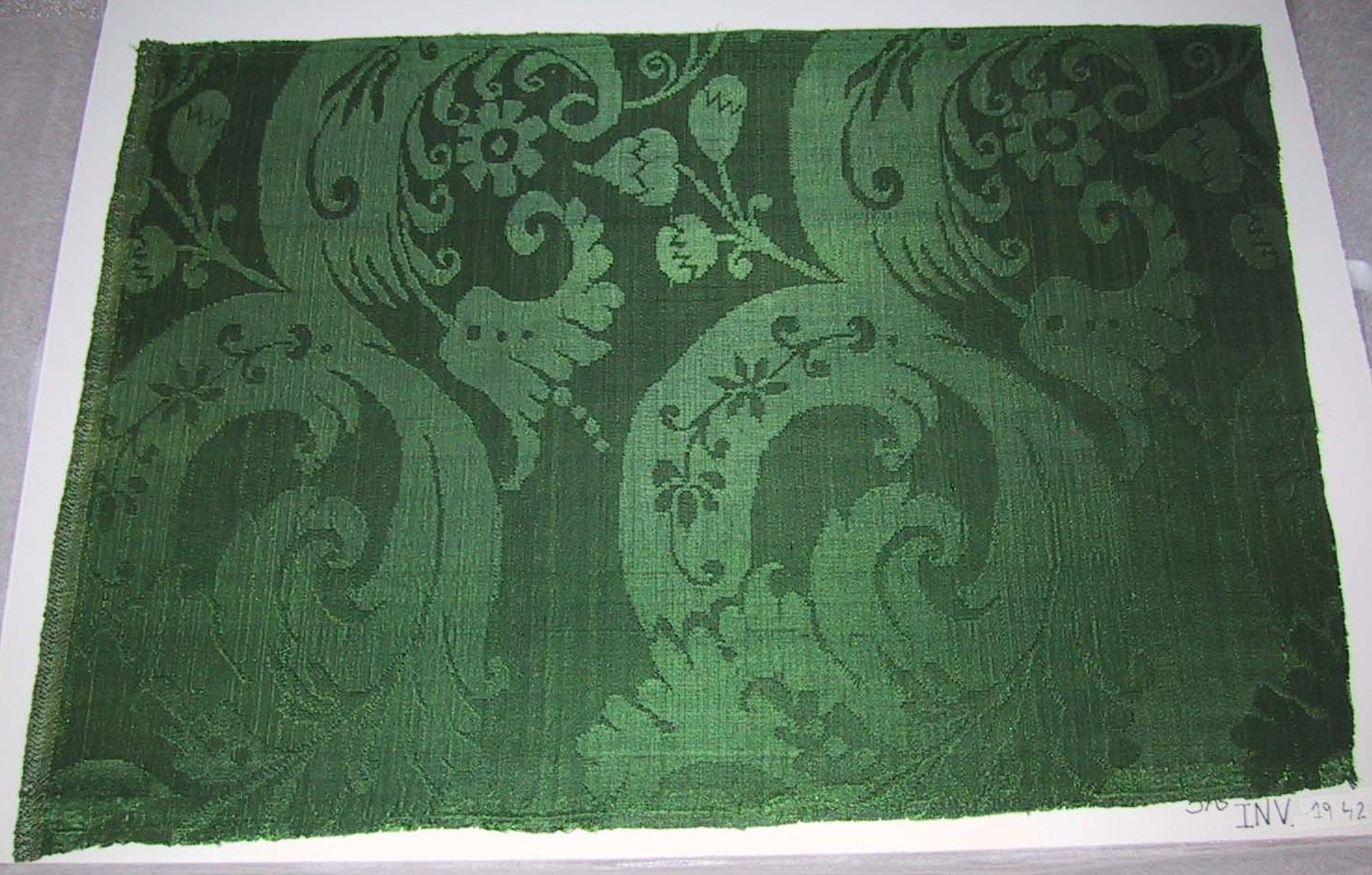 Fragmento de tejido. Raso de seda. Segunda mitad del siglo XVII